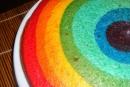 Imagem receita popular: Bolo arco-íris com cobertura de morango