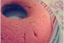 Bolo cor de rosa de gelatina de morango