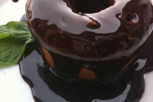 Imagem da receita que você também irá gostar: Bolo de Chocolate com Calda de Café